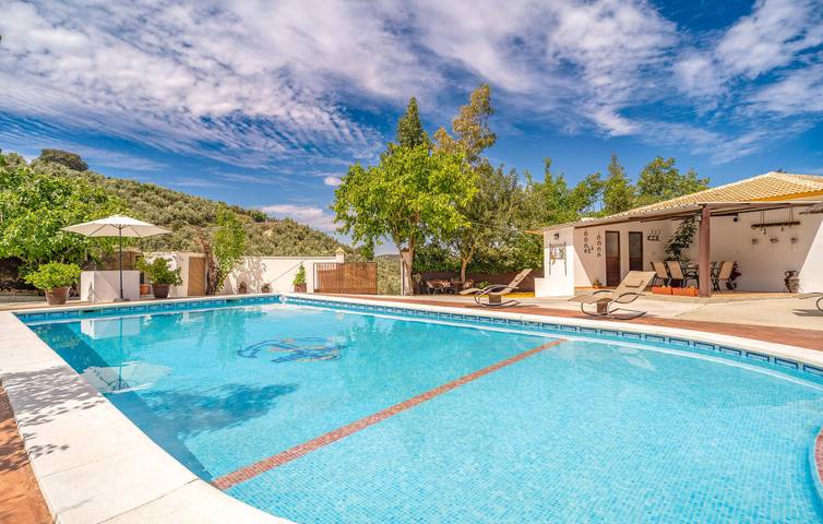 Acogedor apartamento con piscina y aparcamiento cerca del río y restaurante in Iznájar, Sierras Subbéticas
