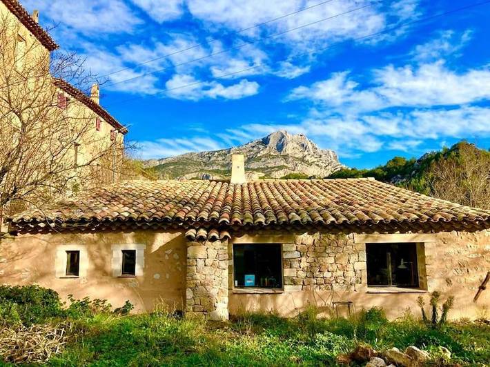 Location de vacances pour 6 personnes, avec Terrasse et Jardin ainsi que Piscine et Vue à Beaurecueil