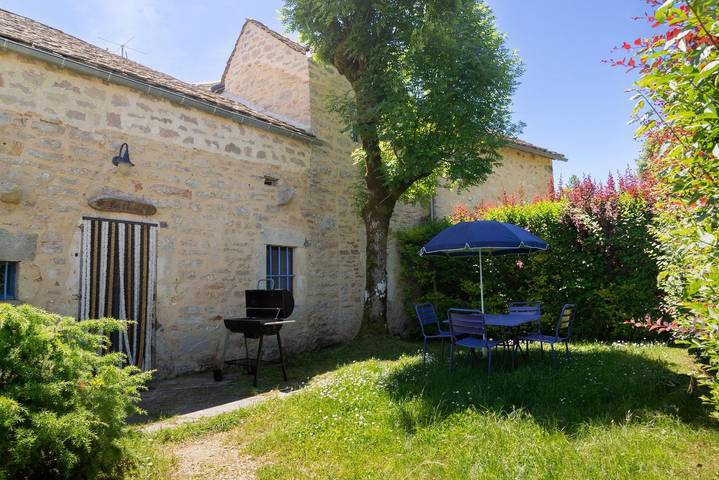 Gîte pour 4 personnes, avec Terrasse à Saint-Georges-de-Lévéjac