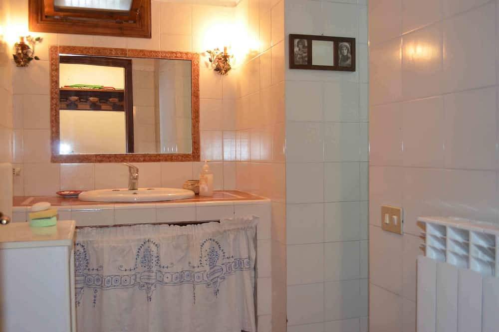 Appartamento intero, Just outside Rome. Apartment in a villa, with swimming pool. in Poggio San Lorenzo, Terminillo