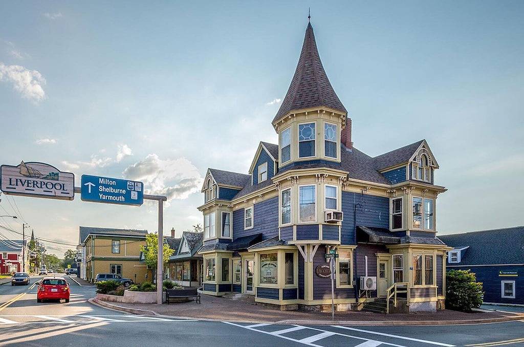 Ganze Wohnung, Deluxe suite, double whirlpool bath, 4 poster queen bed in Region of Queens Municipality, Queens County