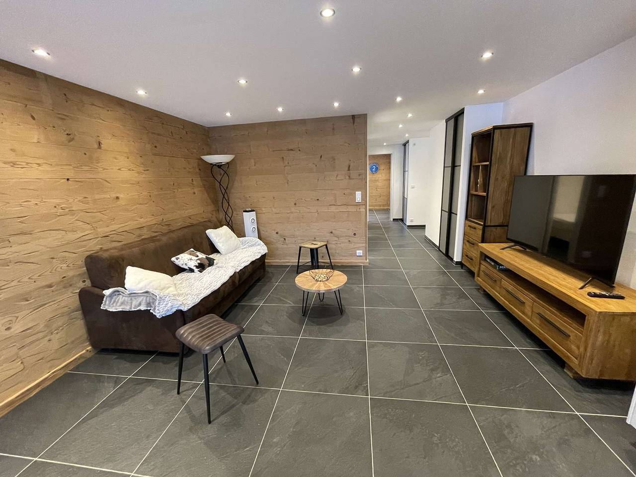 Entire apartment, Spacious 3-Room Cabin Apt for 8 with Balcony, Near Ski Lifts and Shops in Vars in Vars, Briançon region