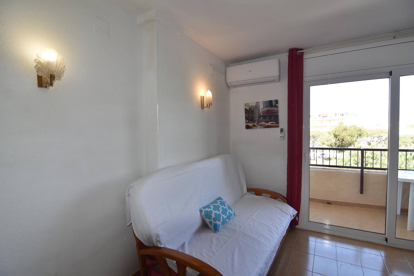 Apartamento entero, Alquiler vacacional en Roses, Costa Brava: Apartamento acogedor con vistas a la montaña, a 1 km de la playa de Santa Margarita. in Santa Margarida, Roses