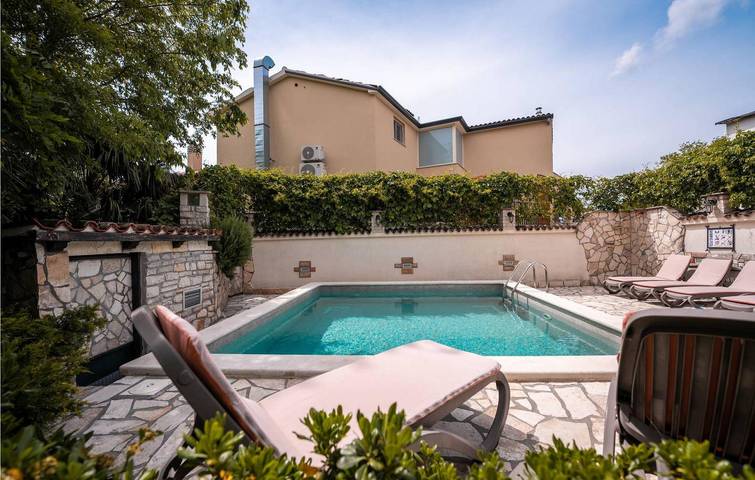 Gemütliche 2-Zimmer-Wohnung mit Pool, Terrasse und WLAN in der Nähe von Restaurants und dem Fluss in Vozilići, Ostküste Istrien