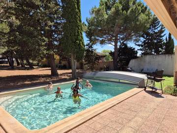 Gîte pour 4 personnes, avec bassin pour enfant et jardin ainsi que vue et piscine, adapté aux familles à Montredon-des-Corbières