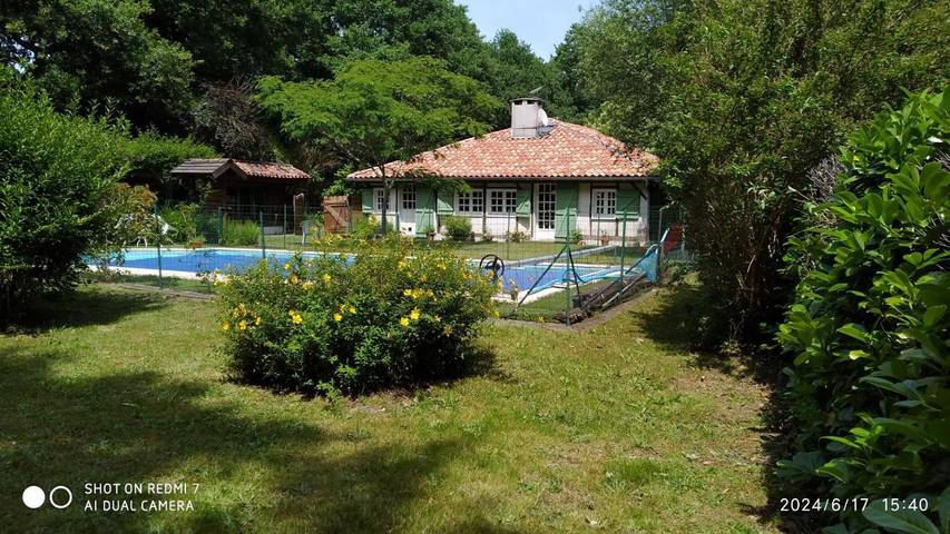 Maison de vacances pour 10 personnes, avec vue et terrasse ainsi que jardin et piscine, animaux acceptés