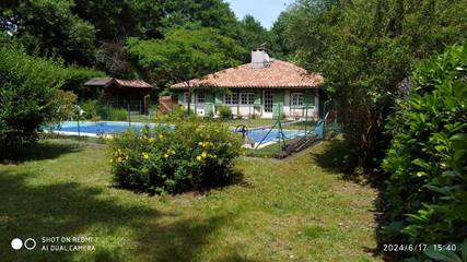 Gîte pour 10 personnes, avec vue et piscine ainsi que jardin et terrasse, animaux acceptés dans Sabres