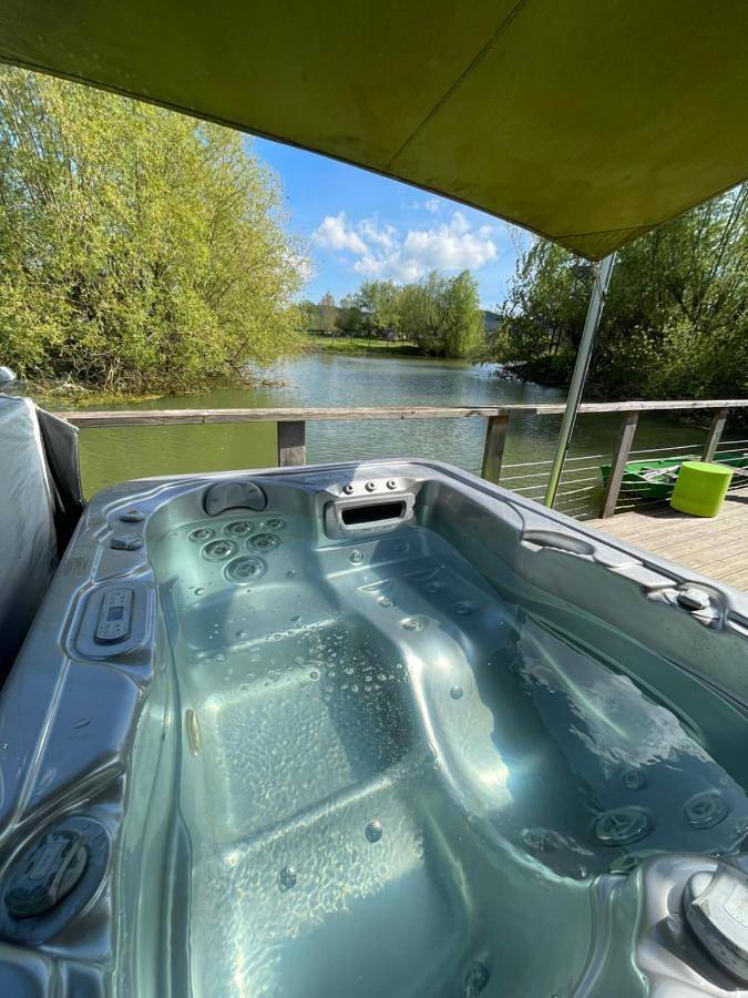Gîte pour 2 personnes, avec Jacuzzi et Terrasse ainsi que Sauna et Vue à Chablis