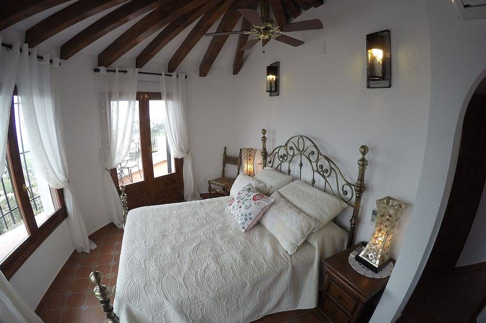 Luxury 4 Bedroom Villa - 10 berth - Private Heated Infinity Pool - with Sea View in Pego, Costa Blanca