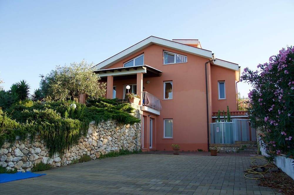 Casadellameridiana: Villa per famiglie in un antico oliveto con vista e piscina in San Giovanni (Sassari), Sassari