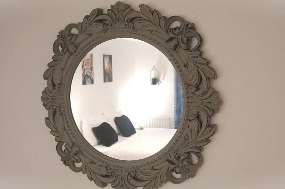 Entire apartment, Stylish 2-Bed 2-Bath Near Gatwick and Town centre in Crawley, West Sussex