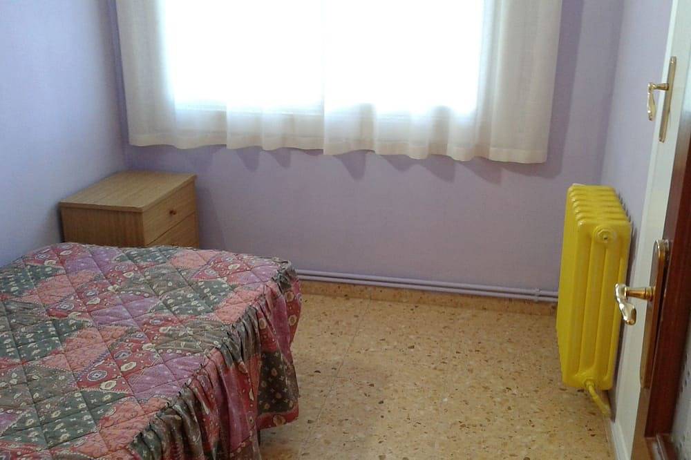 Spacious villa sleeps 20, swimming pool, tennis court, mini-golf course, garden, barbecue,... in Aiguaviva Parc, Vidreres