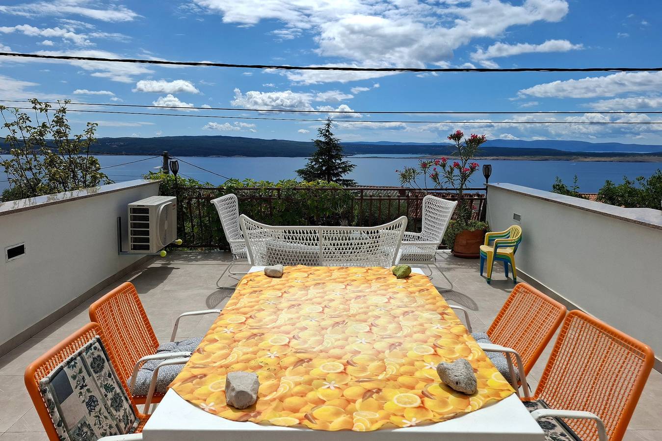 Ganze Wohnung, 1-Zimmer-Ferienwohnung mit Terrasse und Meerblick Dramalj, Crikvenica A-5592-d in Dramalj, Primorje-Gorski Kotar