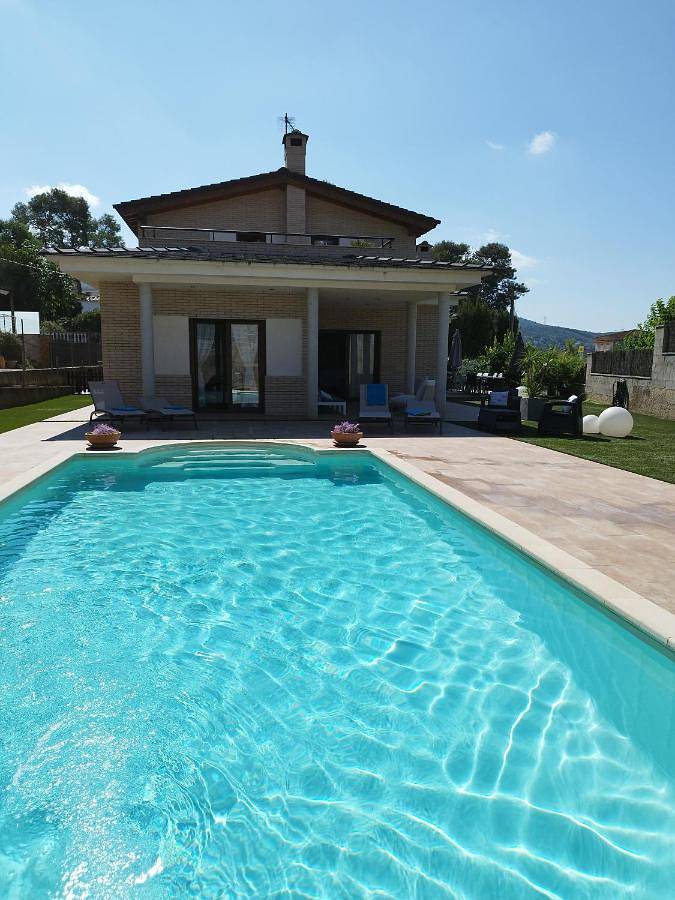 Apartamento para 8 personas, con vistas además de piscina y jardín en Canyelles (Barcelona)