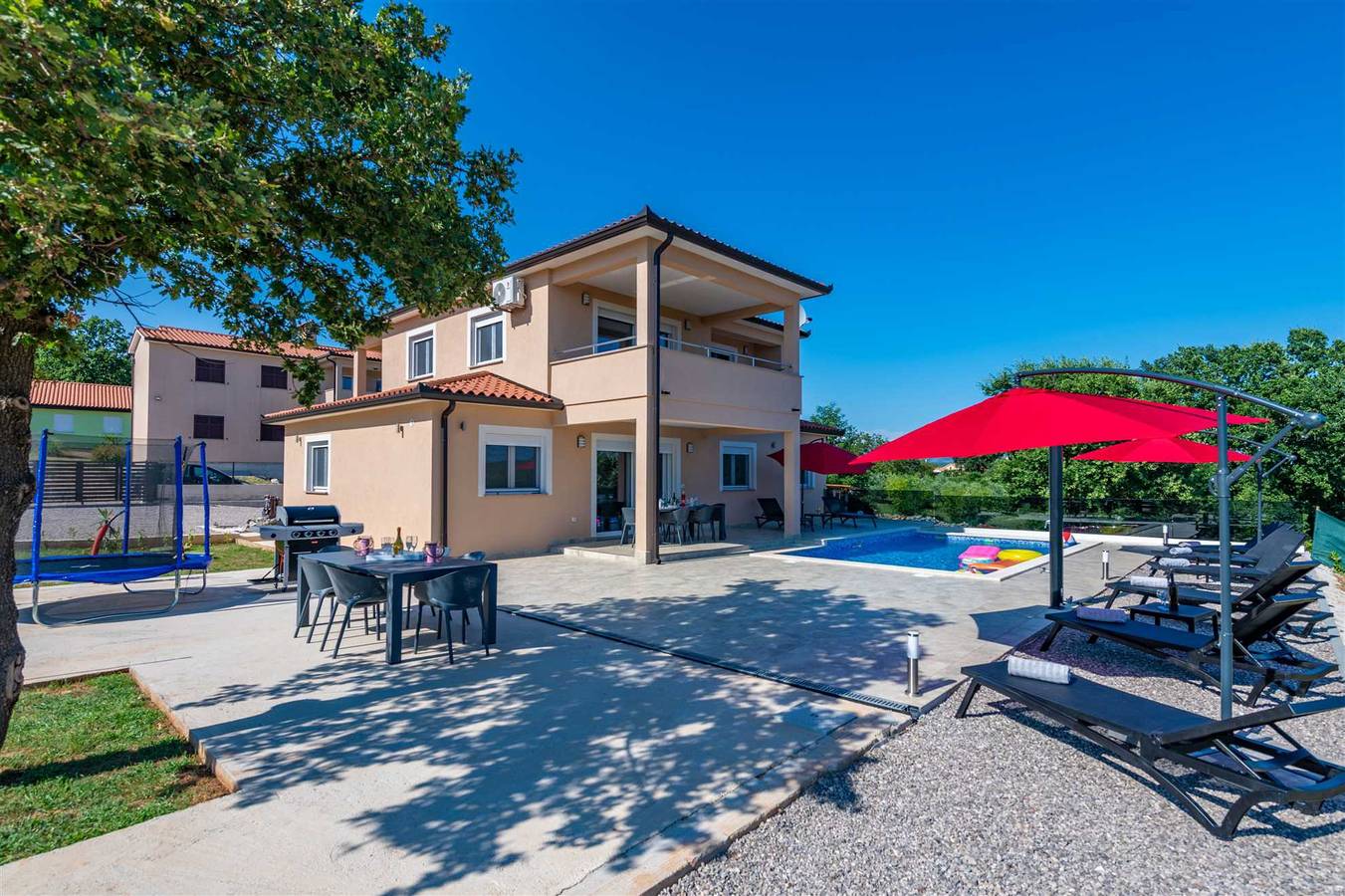 Appartement entier, Appartement de vacances pour 9 personnes avec piscine in Raša, Côte Est de l'Istrie
