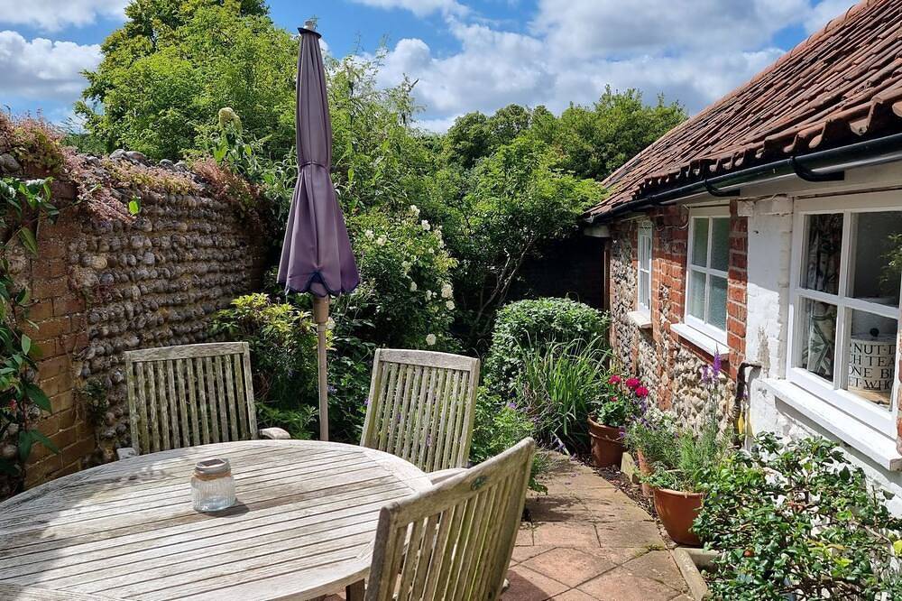 A self catering cottage that sleeps 4 guests  in 2 bedrooms in Stiffkey, Norfolk Coast