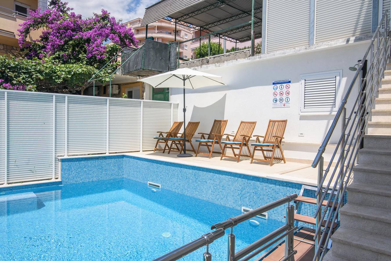 Hel ferieleilighet, A1-apt w shared pool & balcony,next to the beach in Trogir, Čiovo