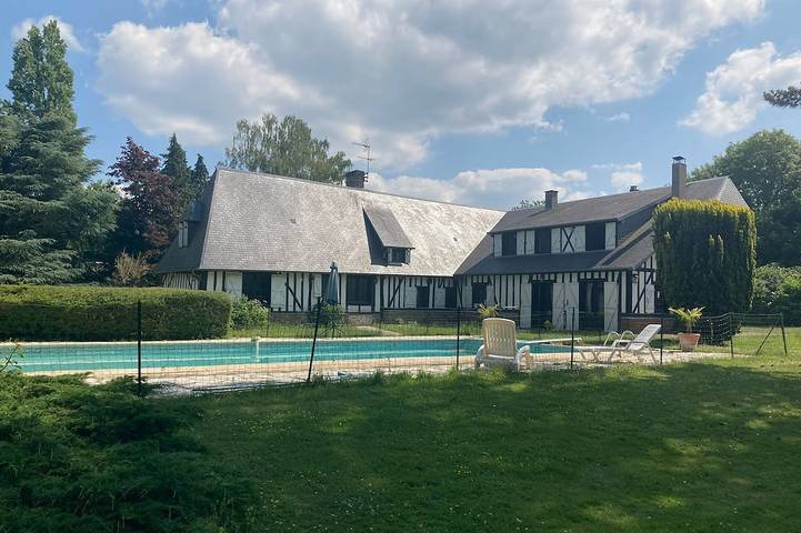 Location de vacances pour 18 personnes, avec jardin dans Saint-Pierre-de-Salerne