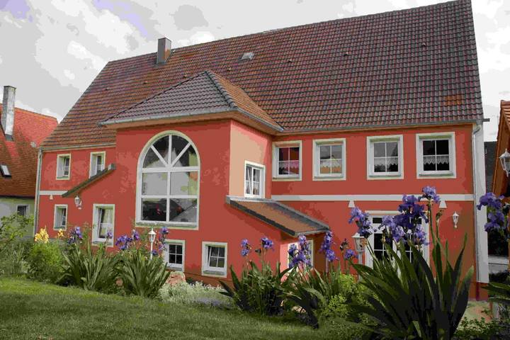 Pension, mit Terrasse und Whirlpool sowie Garten in Fränkisches Seenland