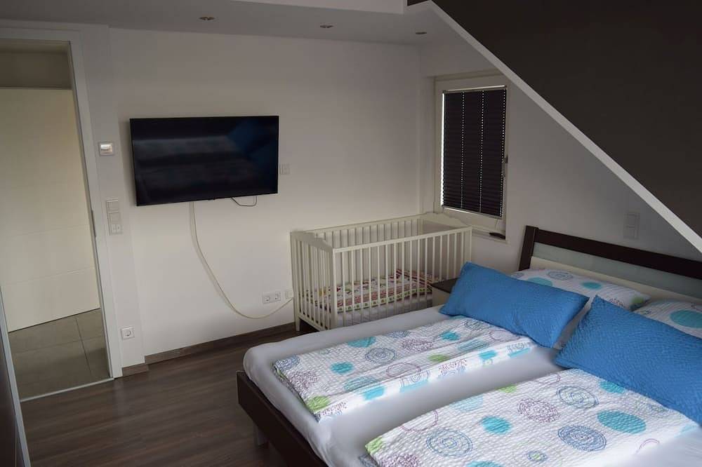 Ganze Wohnung, Ferienwohnung 1 mit Südbalkon in Zirndorf, Franken