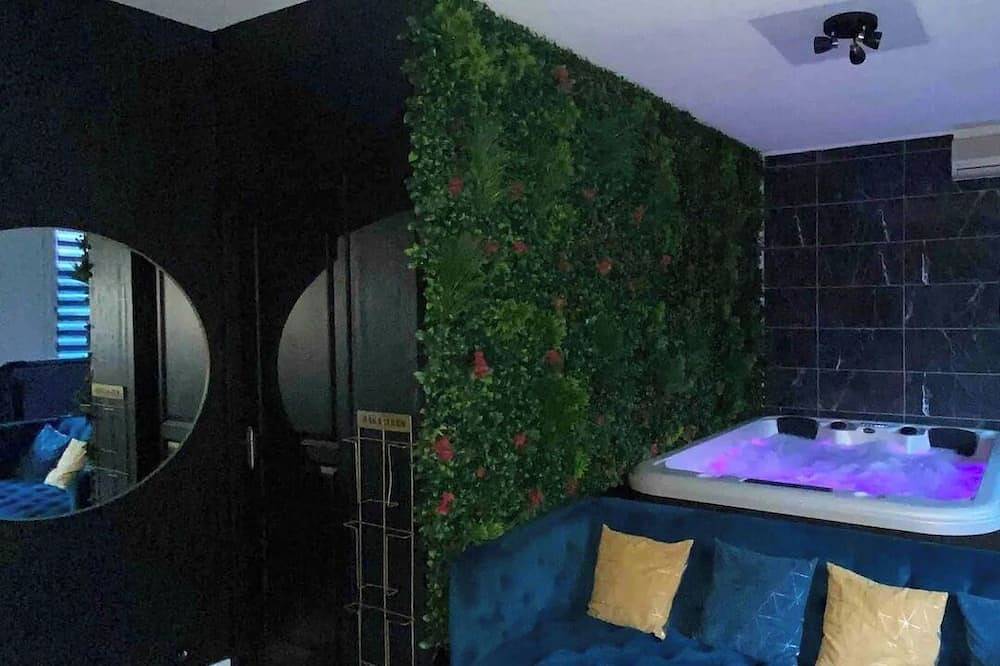 The unexpected Love Room with Jacuzzi in Gardanne, Region de Aix-en-Provence