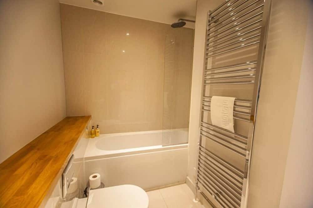 Entire apartment, A stunning 2 bedroom detached house overlooking Woolacombe beach with hot tub! in Woolacombe, Devon