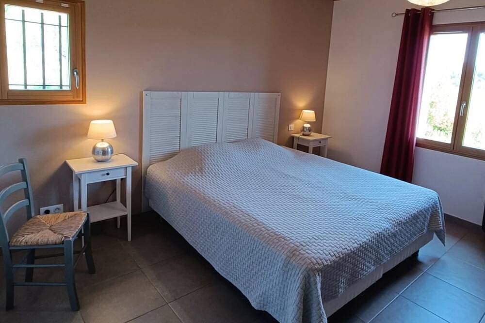 Villa Figuière at the foot of Mont Ventoux in Le Barroux, Parque natural regional del Mont Ventoux