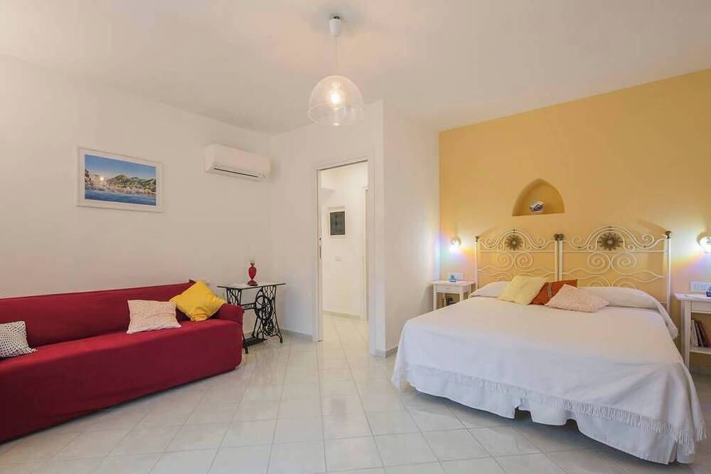 Panoramic House with Solarium and Garden in Minori, Côte Amalfitaine