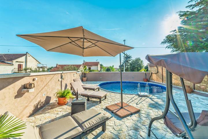Ferienwohnung für 4 Personen, mit Meerblick und Pool sowie Balkon in Pakostane - 2