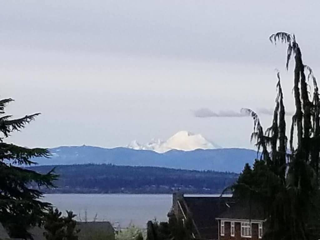 Blick auf das Meer, die Berge und Inseln in der Nähe von Mukilteo Lighthouse, Boeing & Trai in Everett, Snohomish County