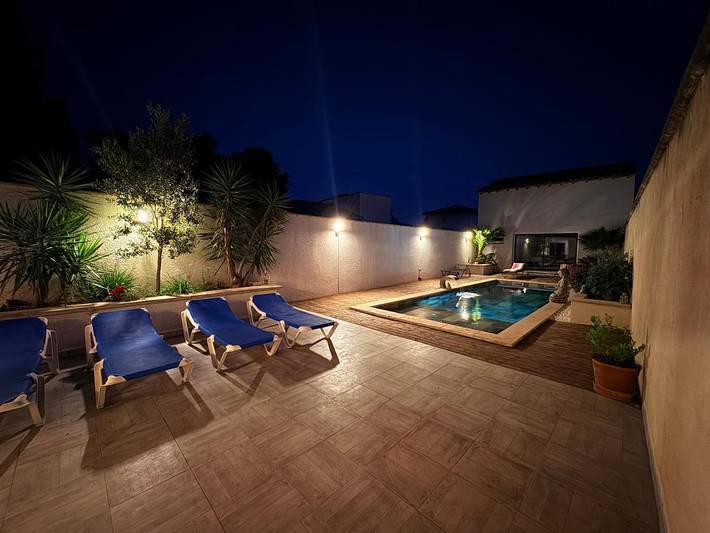 Location de vacances pour 13 personnes, avec Balcon et Terrasse ainsi que Jardin et Piscine à Villetelle