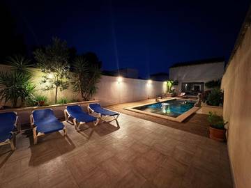Gîte pour 13 personnes, avec piscine et jardin à Villetelle