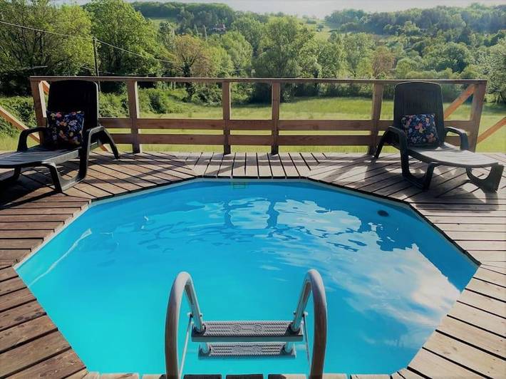 Location de vacances pour 2 personnes, avec vue ainsi que piscine et jardin à Plazac