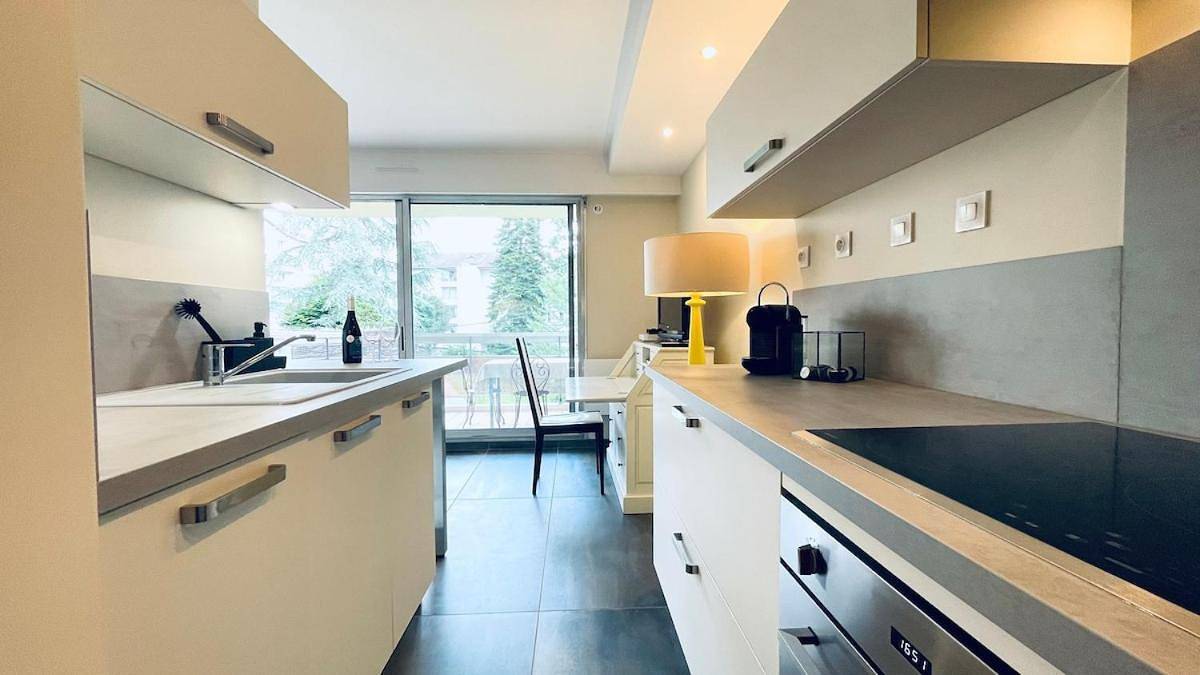 Appartement entier, Voiron centre, grande terrasse, parking, calme in Voiron, Isère
