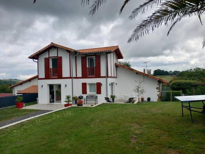 Location de vacances pour 6 personnes, avec terrasse ainsi que vue et jardin à Bardos