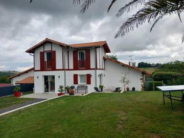 Gîte pour 6 personnes, avec jardin ainsi que vue et terrasse à Bardos