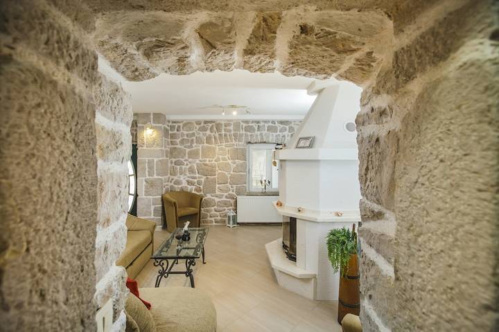 Villa pour 8 personnes, avec Balcon/Terrasse ainsi que Jardin et Piscine à Imotski