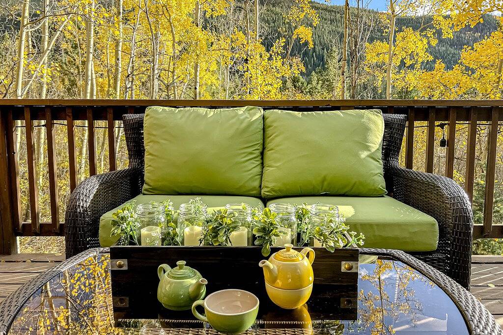 Townhome with fireplace & hot tub access - near skiing & golf in Arapahoe Basin