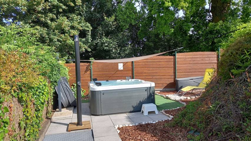 Studio pour 4 personnes, avec terrasse ainsi que jardin et jacuzzi