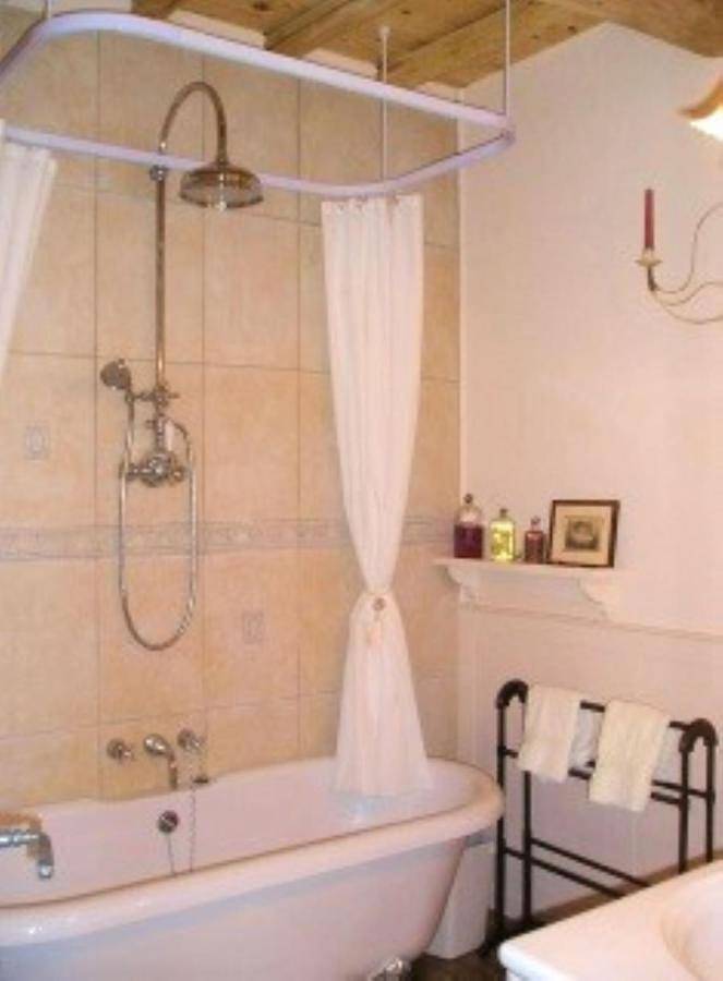 Double Room with Private External Bathroom in Cuxac-Cabardès, Région de Carcassonne