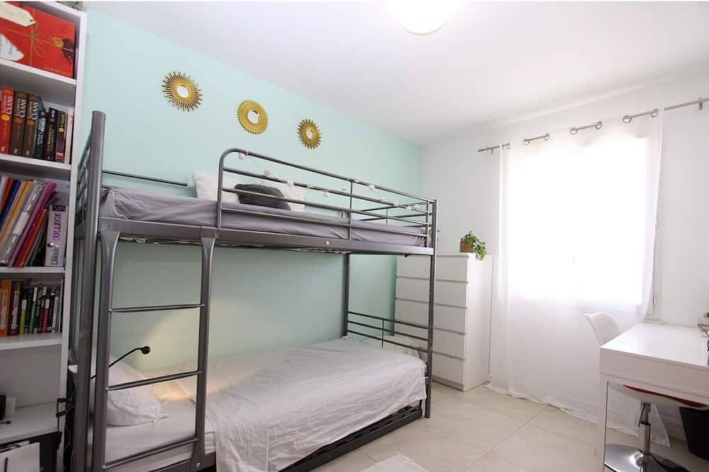 Air conditioned villa with heated pool on edge of Provencal village. in Éguilles, Aix-en-Provence region