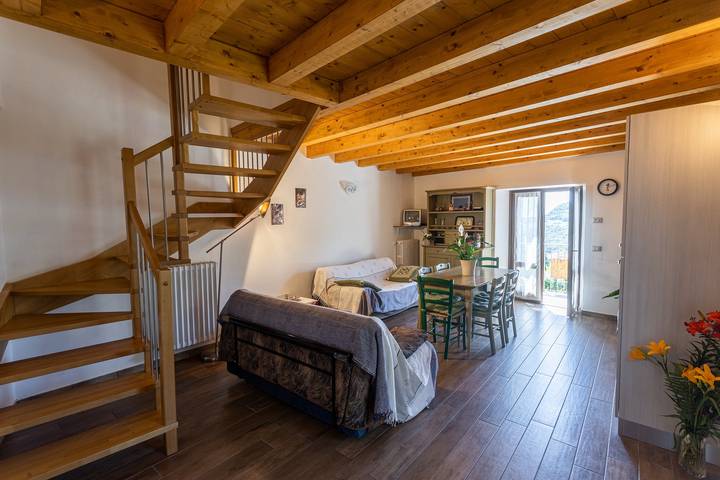 Entire apartment, Apartment 'Appartamento Ginevra' with Shared Garden, Balcony and Wi-Fi in Vesio, Tremosine