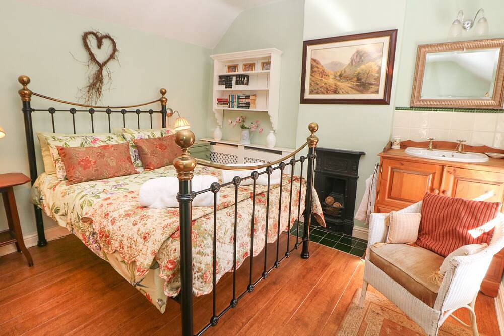 Clematis Cottage, family friendly, with a garden in Baslow in Baslow and Bubnell, Derbyshire