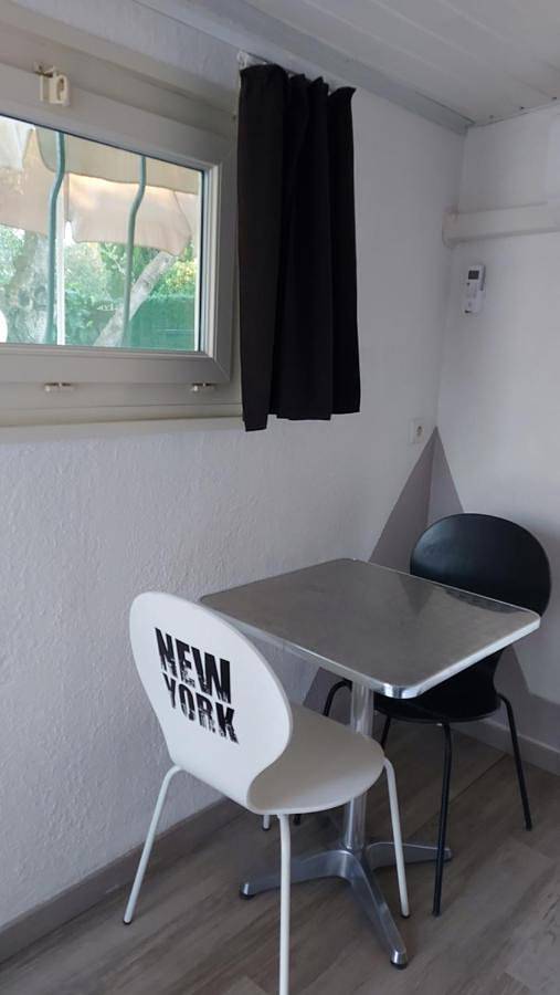 Gîte pour 2 personnes, avec terrasse ainsi que vue et piscine à Caumont-sur-Durance - 2