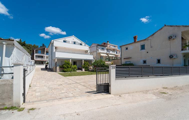 Ganze Ferienwohnung, Stilvolles Apartment mit Meerblick, Terrasse, WLAN und Parkplatz – 500 m vom Strand entfernt in Općina Sveti Filip i Jakov, Zadar