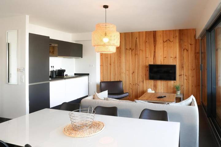 Gîte pour 8 personnes, avec vue ainsi que jardin et terrasse dans Port de la Vigne - 2