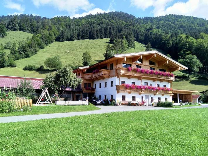 Chalet für 4 Personen, mit Balkon und Terrasse sowie Garten und Ausblick in Walchsee