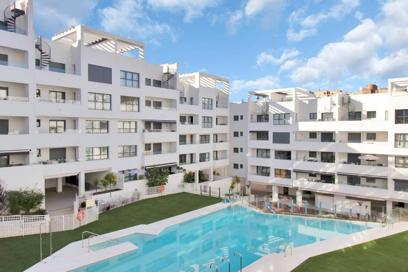 Entire apartment, Apartment 'Figaro Terrace&Pool Apartment' with Shared Pool, Wi-Fi and Air Conditioning in Estepona, Costa del Sol