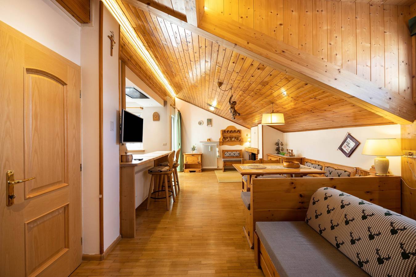 Entire apartment, Charming Apartment “Majon d’Aisciuda Vajolet” with Mountain View in San Giovanni di Fassa, Dolomiti Superski