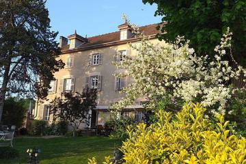Gîte pour 20 personnes, avec jardin et terrasse à Bouvesse-Quirieu